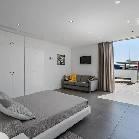 Lux 7 With 6 Bedrooms, 4 Bathrooms אדחה